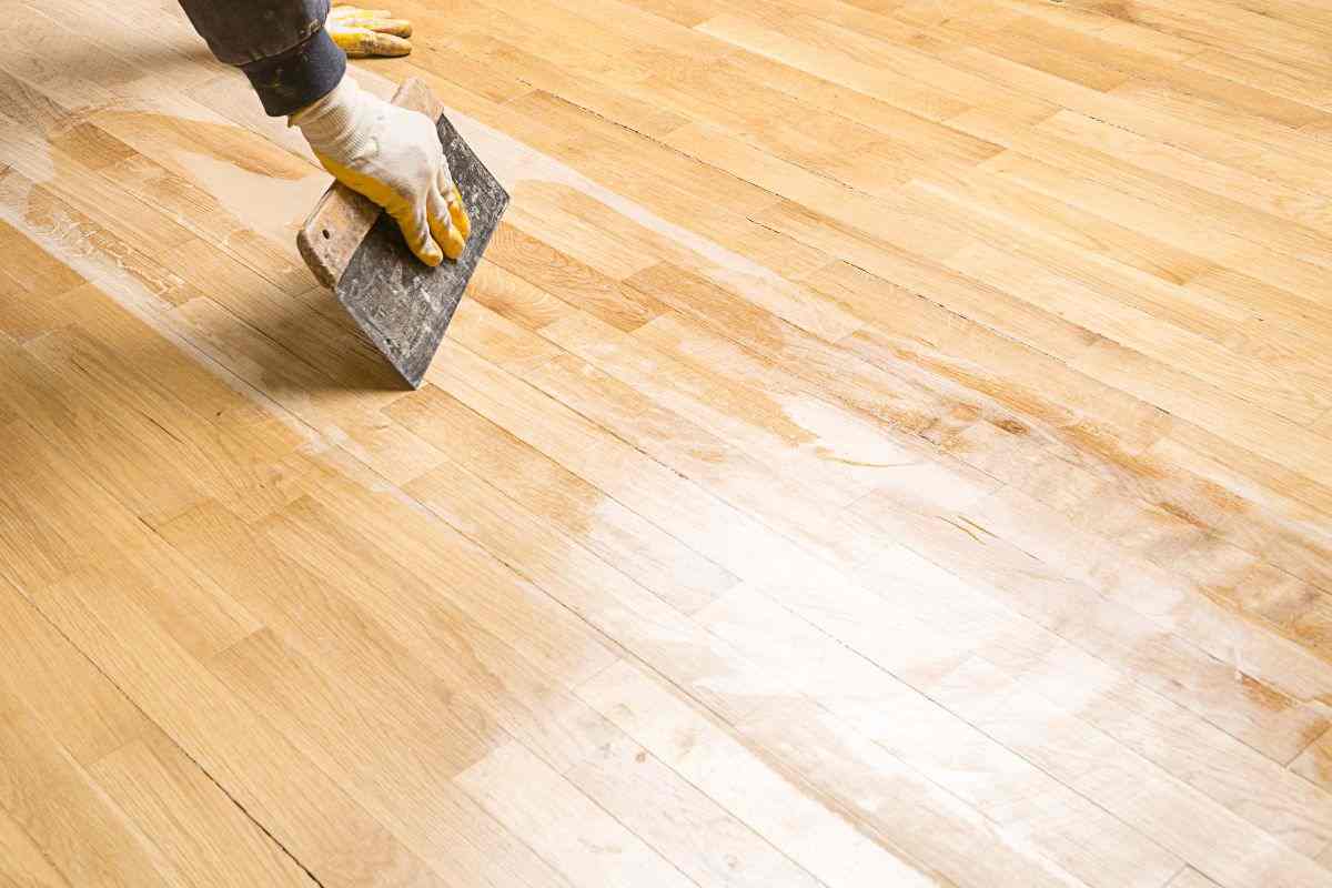 mano che lucida il parquet
