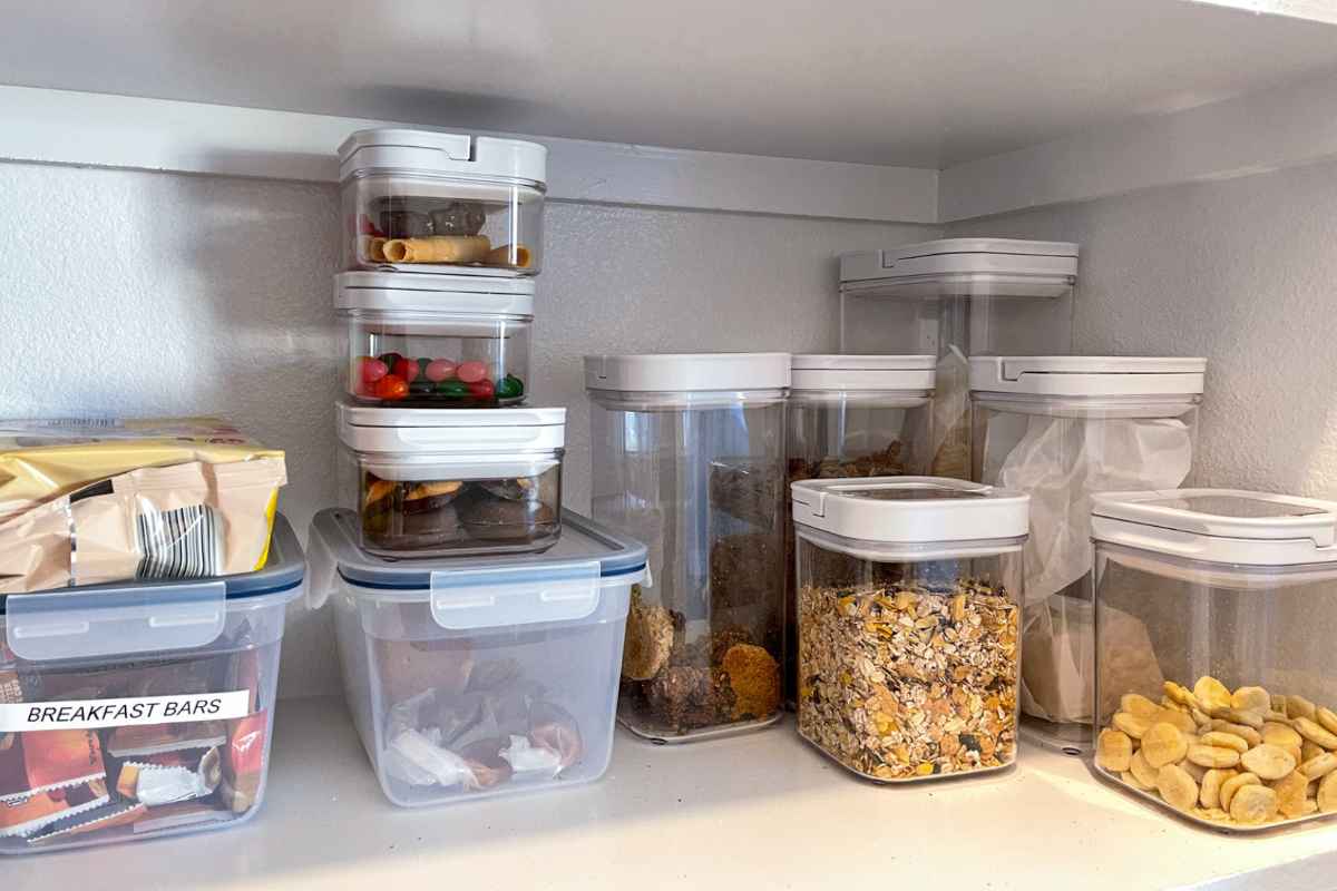 Dispensa piena di alimenti