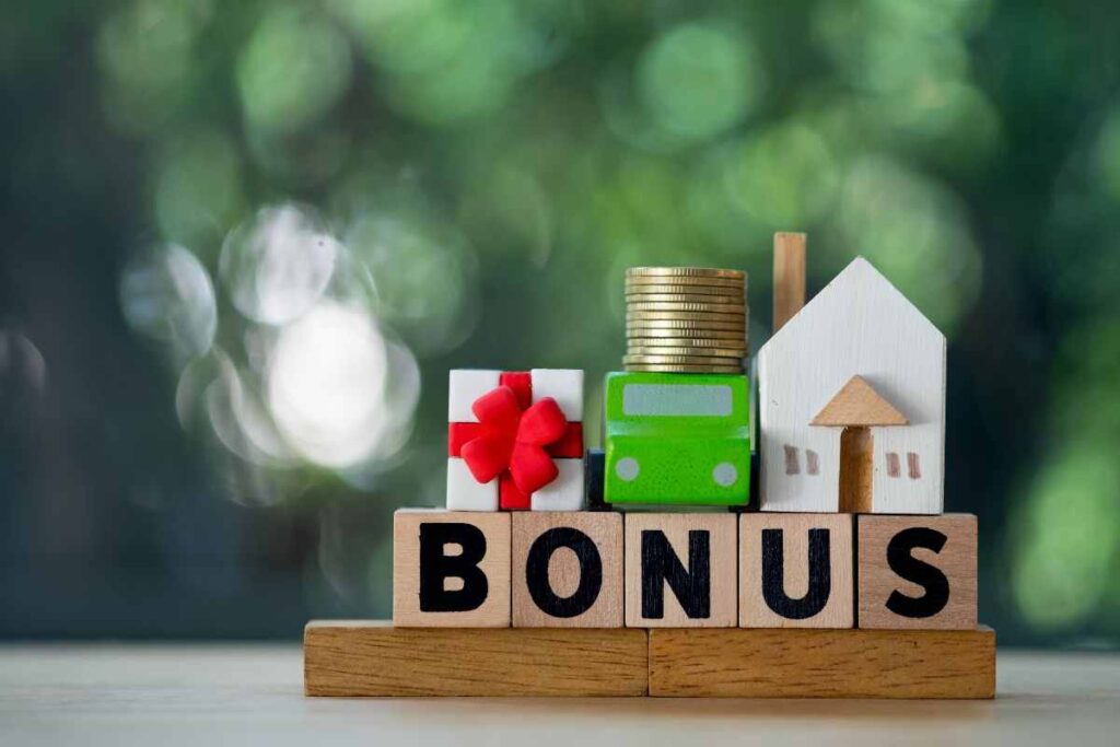 scritta bonus con miniature casa e monete