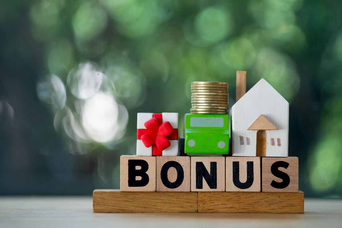 scritta bonus con miniature casa e monete