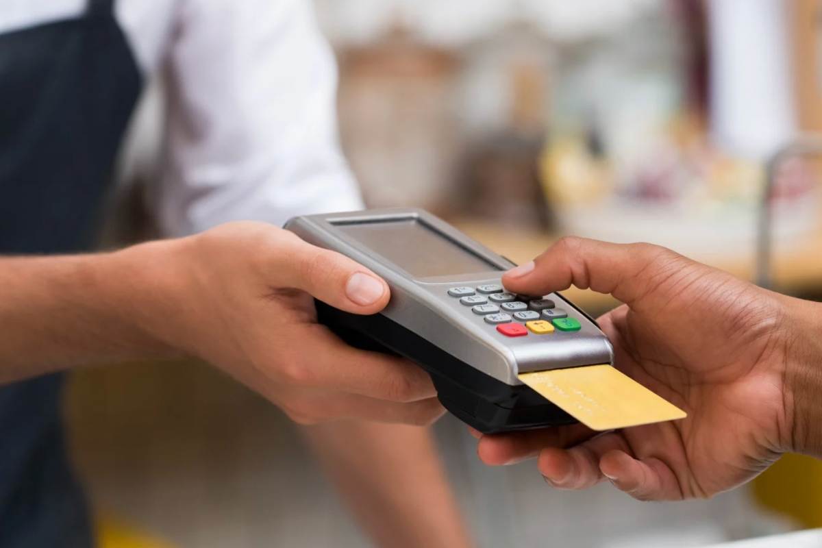 Persona che paga con la carta