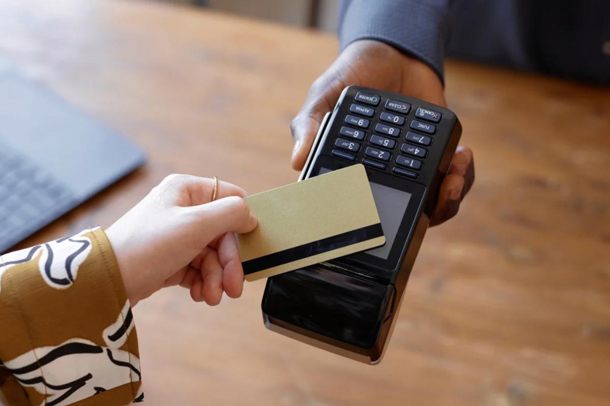 Persona che avvicina la carta al POS