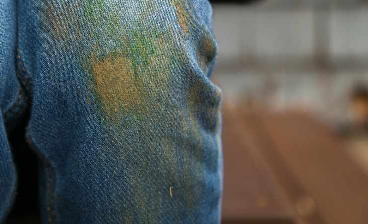 jeans sporco di macchie d'erba