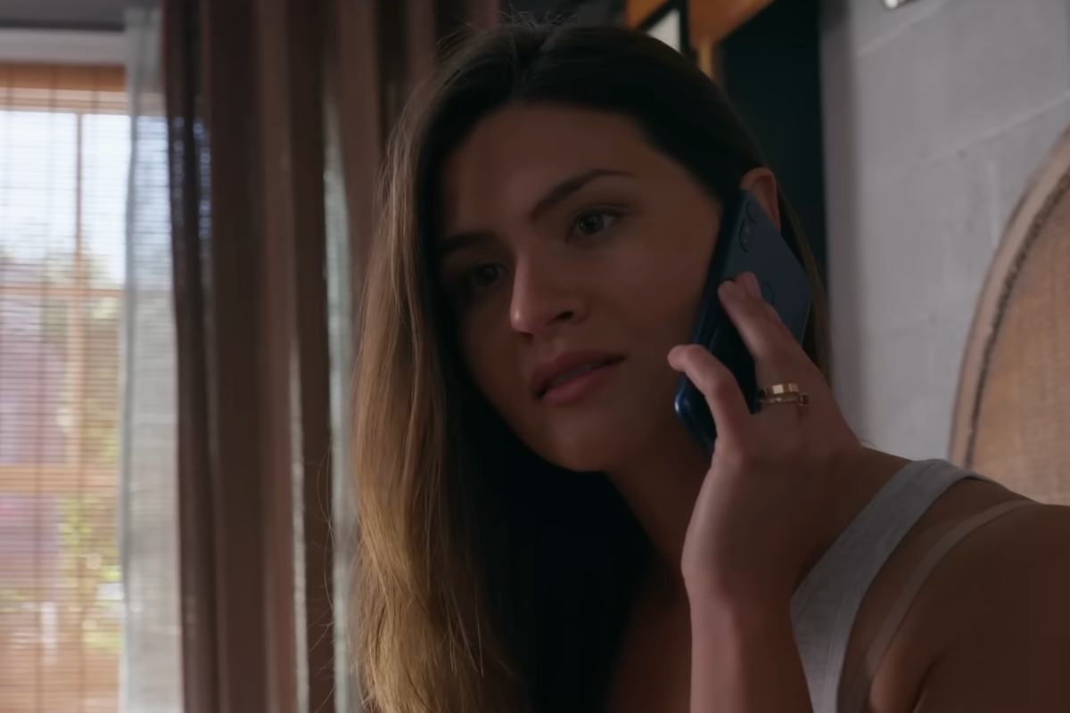 scena del film Amare per due con Emma che parla al telefono