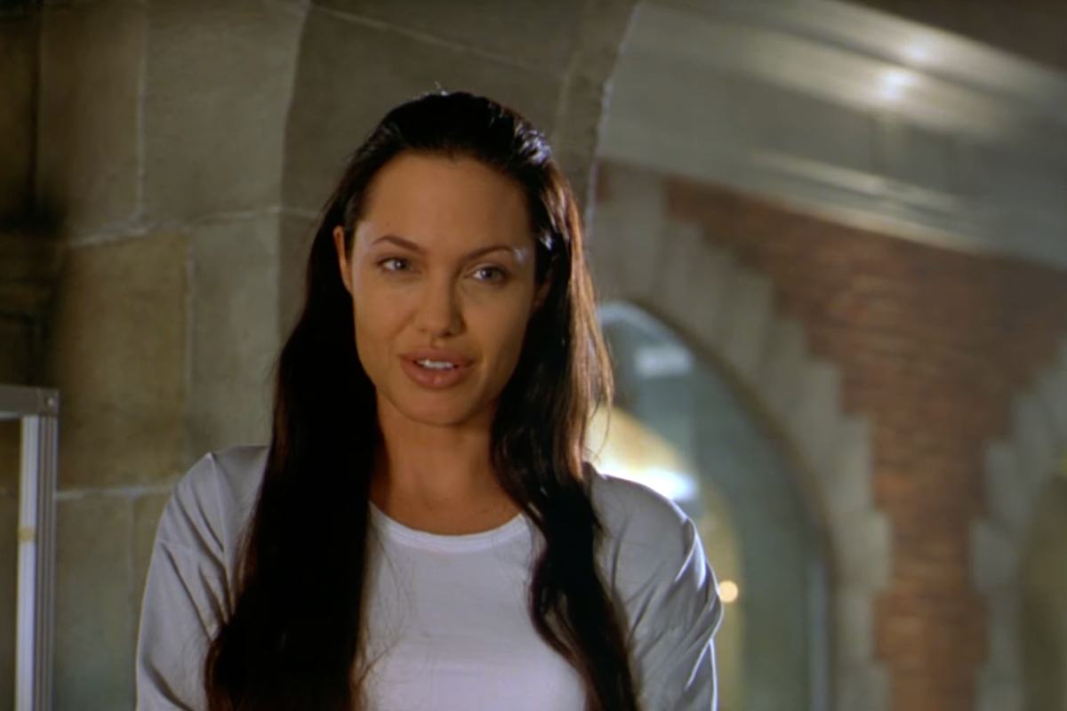 Angelina Jolie che sorride in Lara Croft