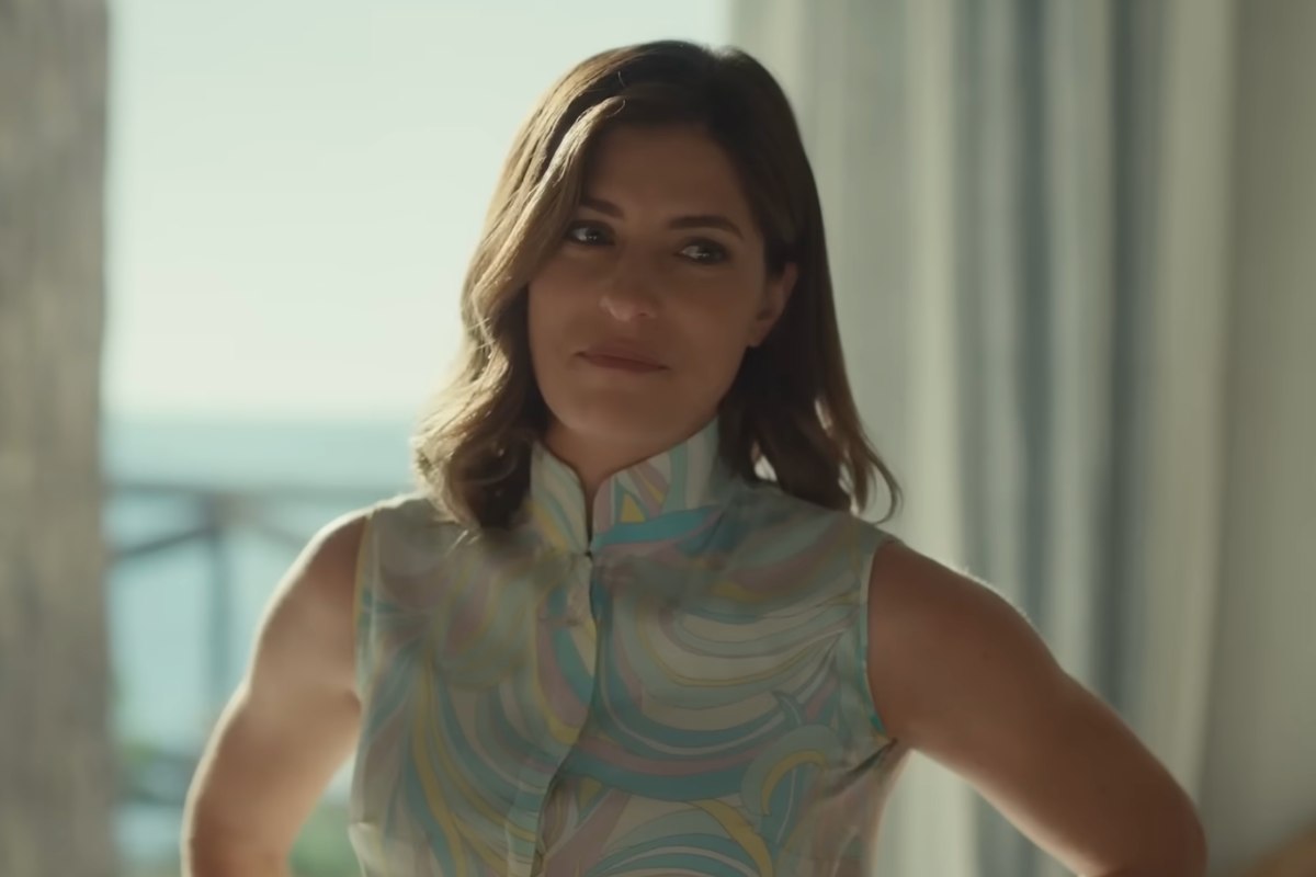 Screnne di 'Hotel Costiera', con attrice che sorride