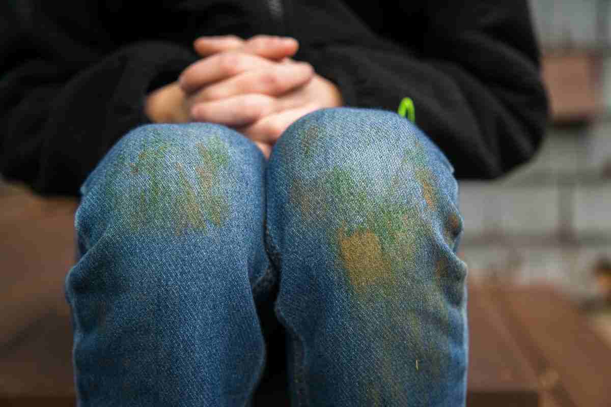 macchia di erba su jeans