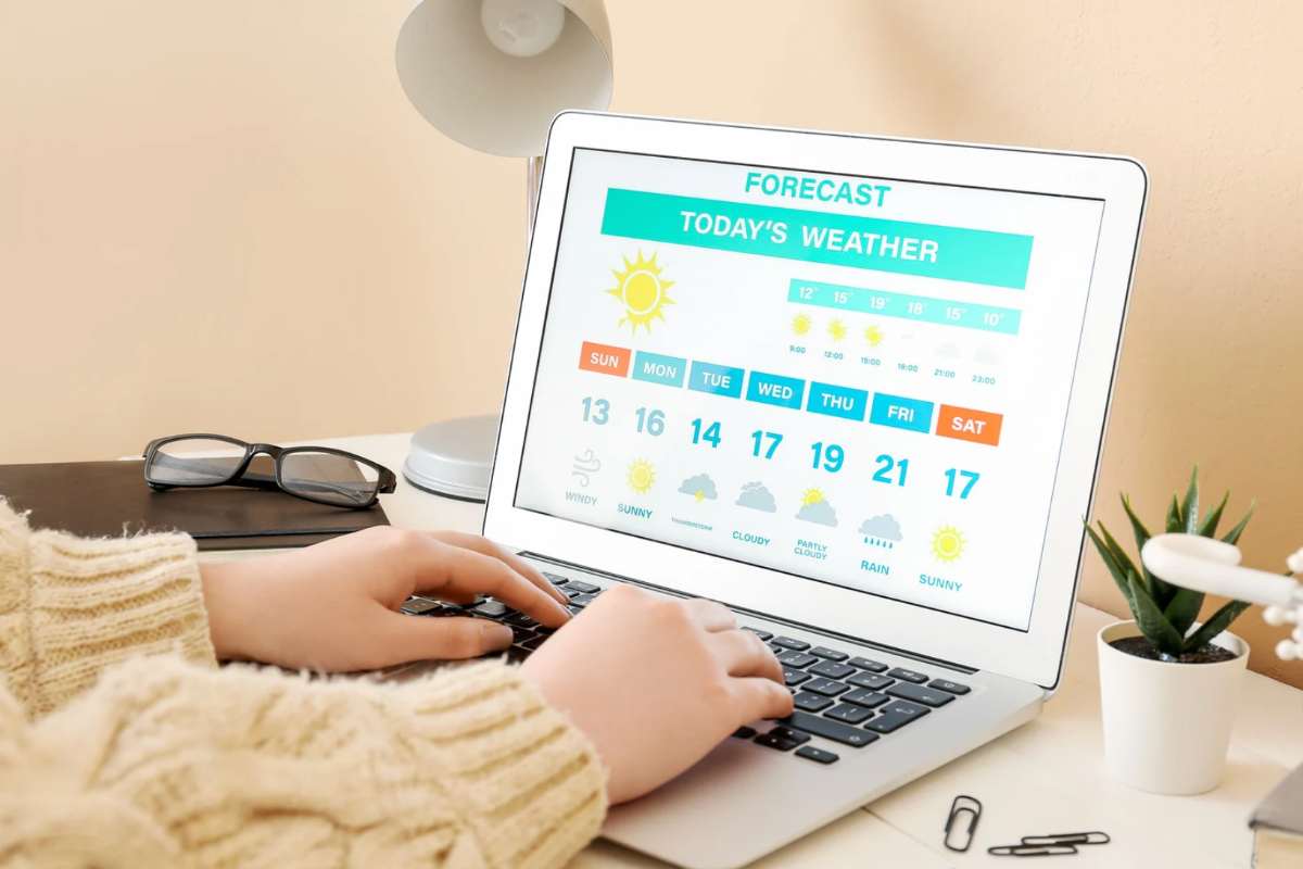 Persona che controlla il meteo sul pc