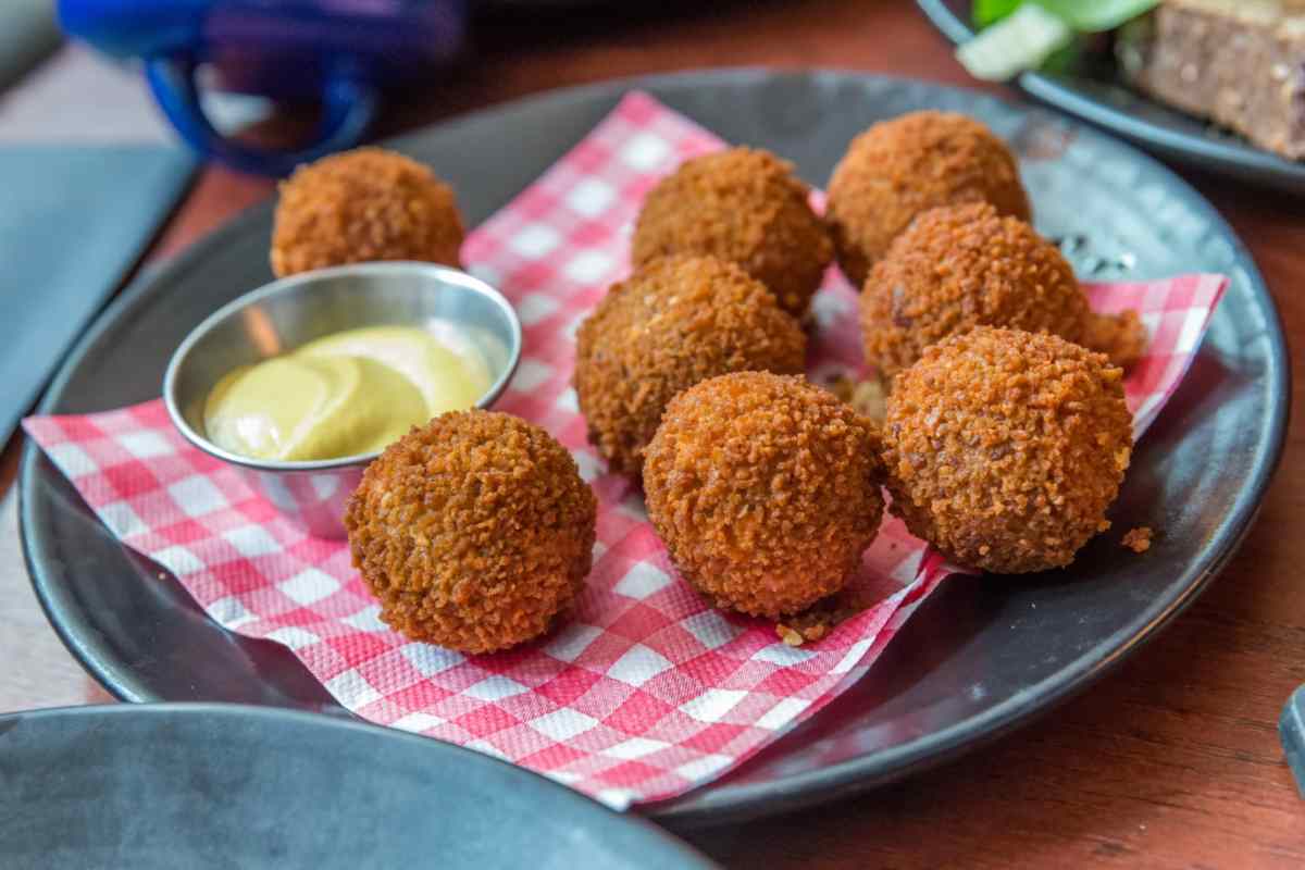 Piatto con polpette panate e salse