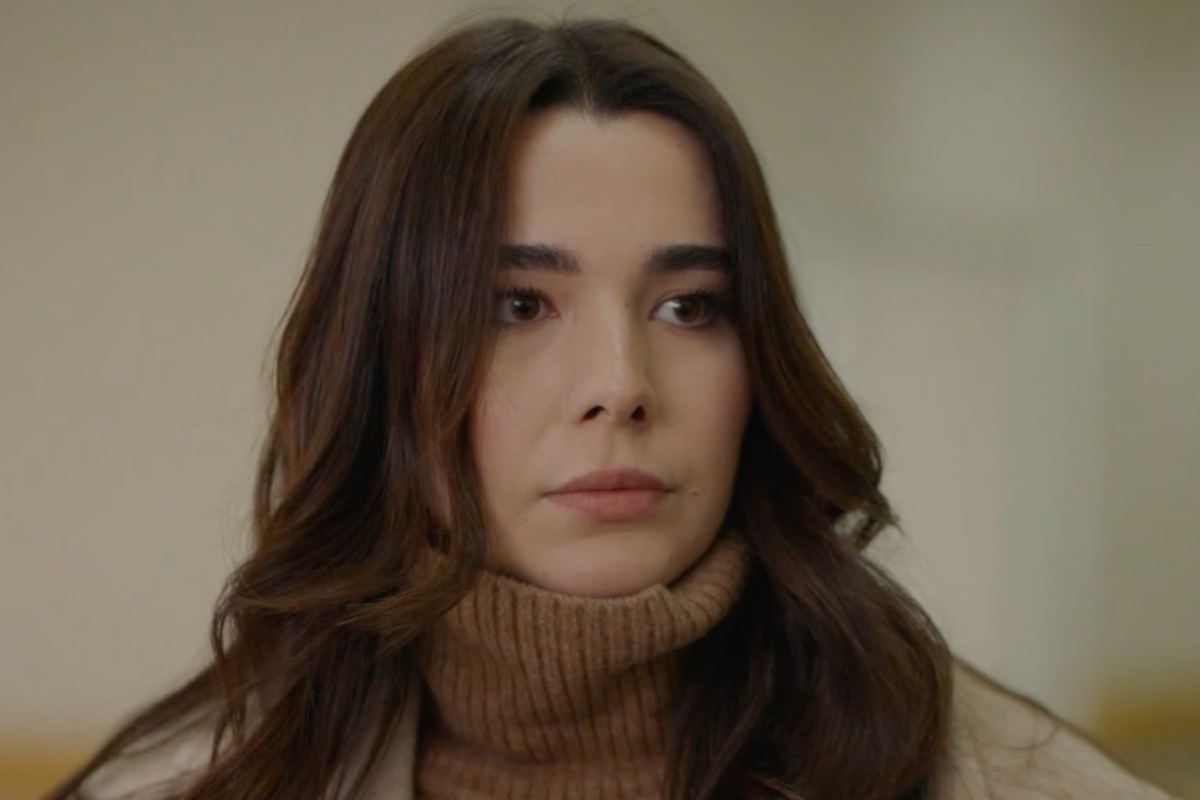 Oylum di tradimento con sguardo preoccupato