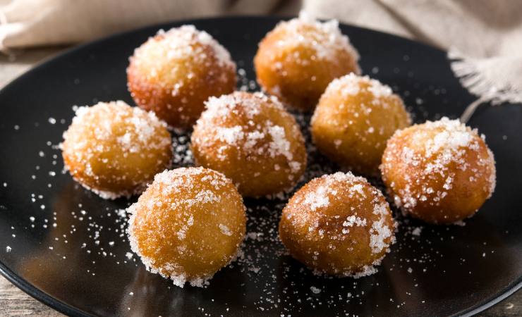 Frittelle sparse con zucchero sopra