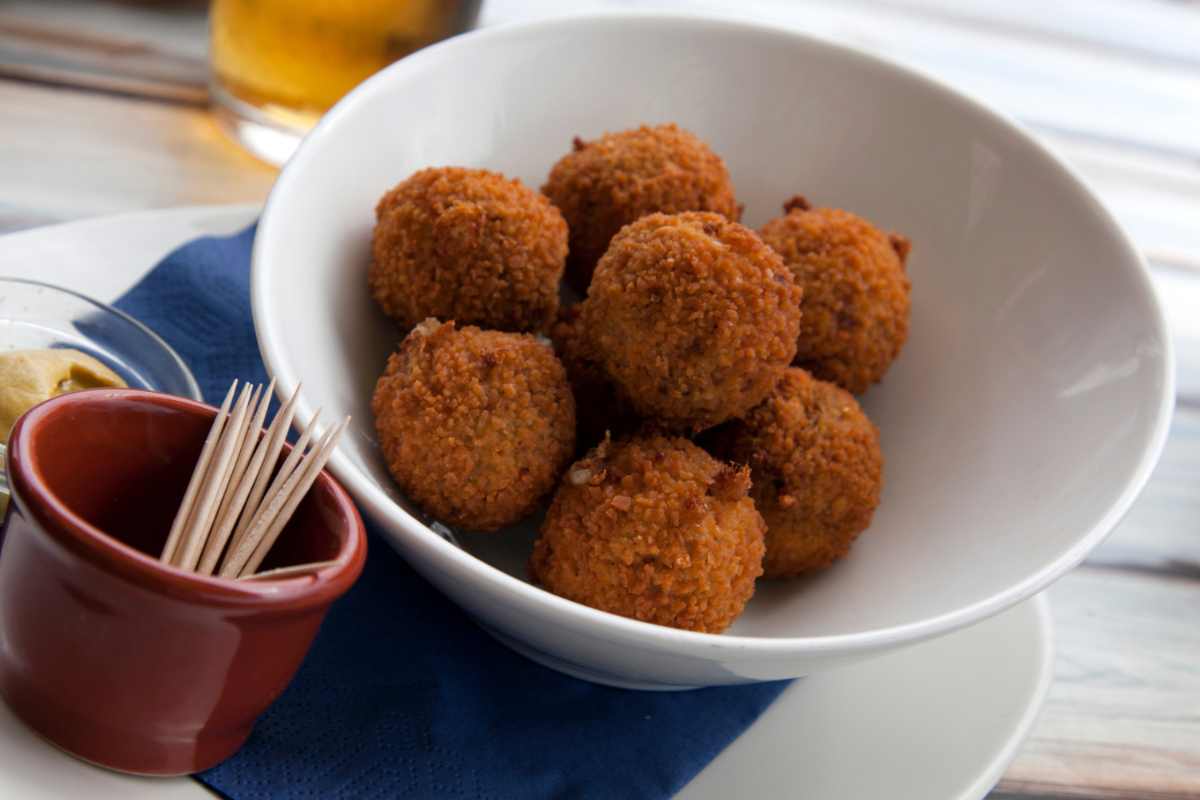 Polpette panate in una ciotola
