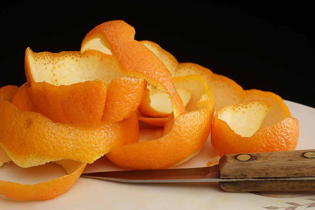 Scorze di arancia tagliate