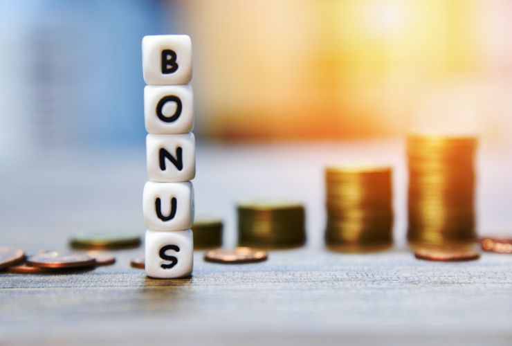 scritta bonus con sfondo soldi