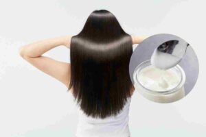 donna che si tocca i capelli e yogurt