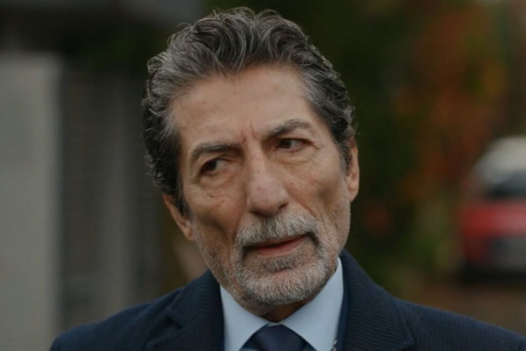 Trarik con testa inclinata che parla