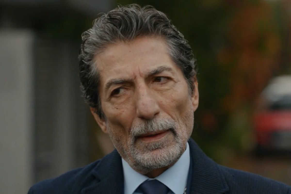 Trarik con testa inclinata che parla