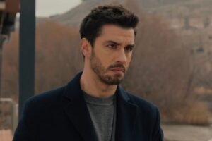 Nuh de la notte nel cuore con espressione seria