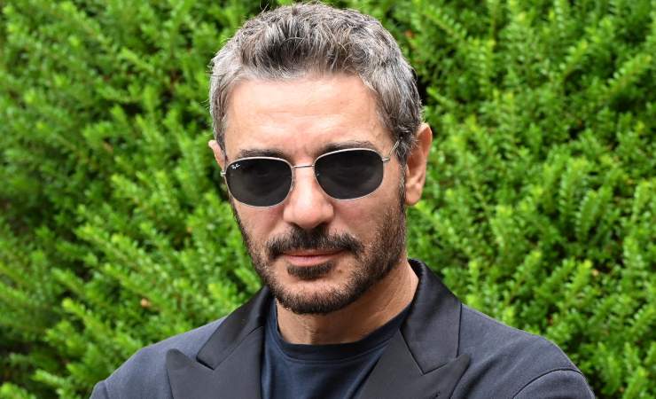 Michele Liguori in Blanca, con occhiali da sole neri