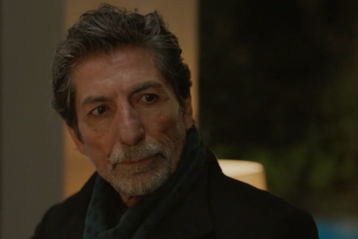 Tarik di Tradimento con viso serio