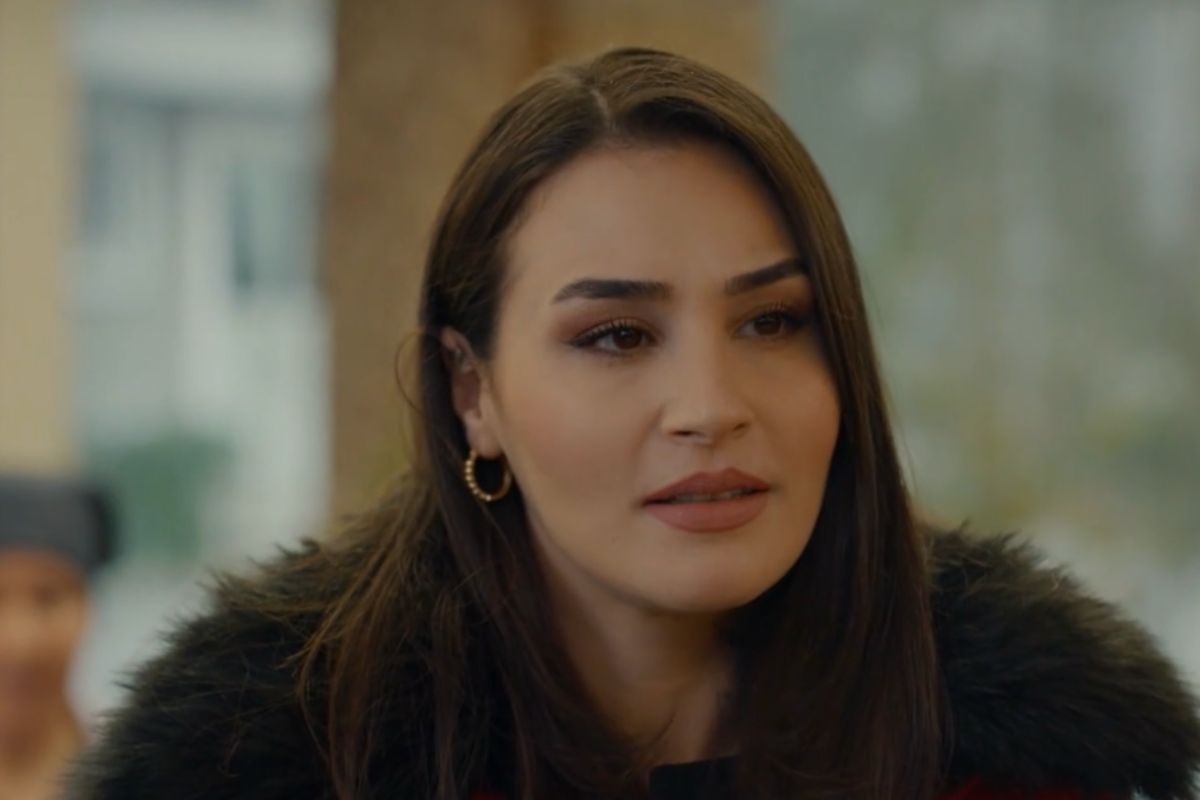 Yesim con sorriso appena accennato e guardo triste