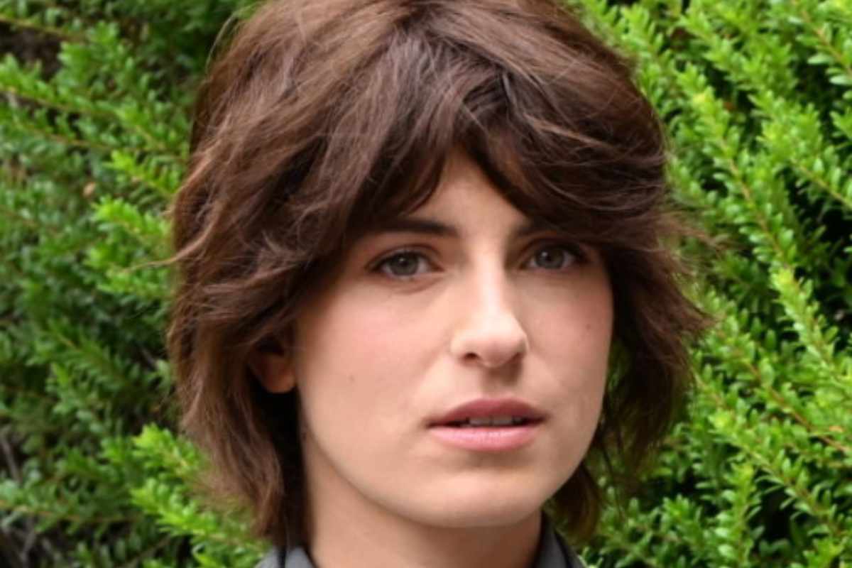 Blanca in primo piano con espressione seria