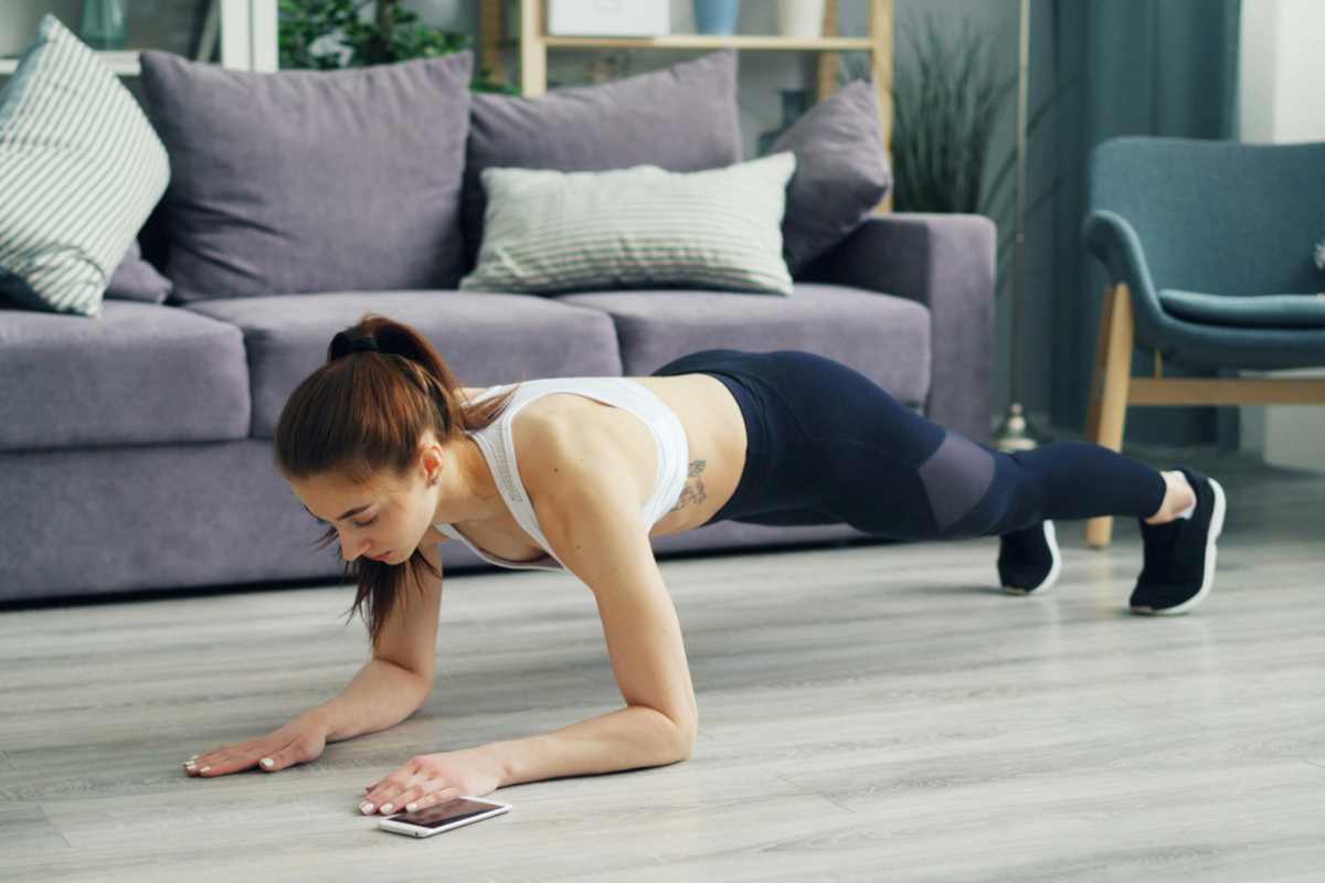 Donna che fa plank in soggiorno