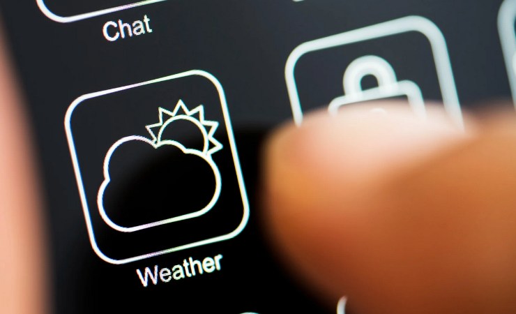 Dito che clicca su applicazione del meteo