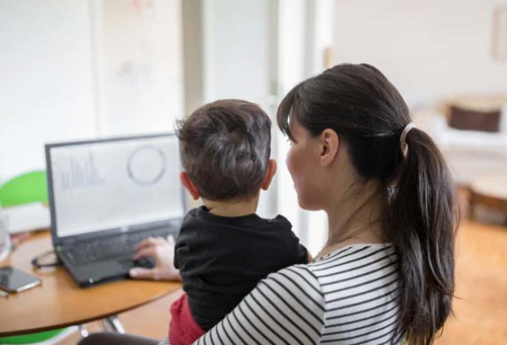 donna con bambino al pc