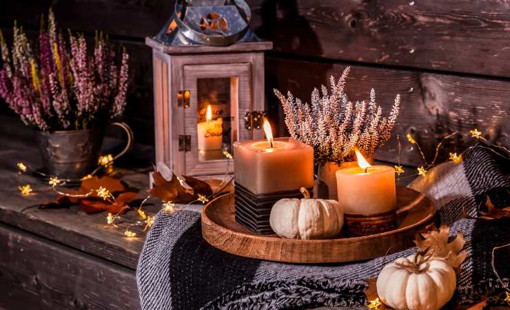 Decorazioni autunnali con aglio, lanterne, candele e fiori secchi
