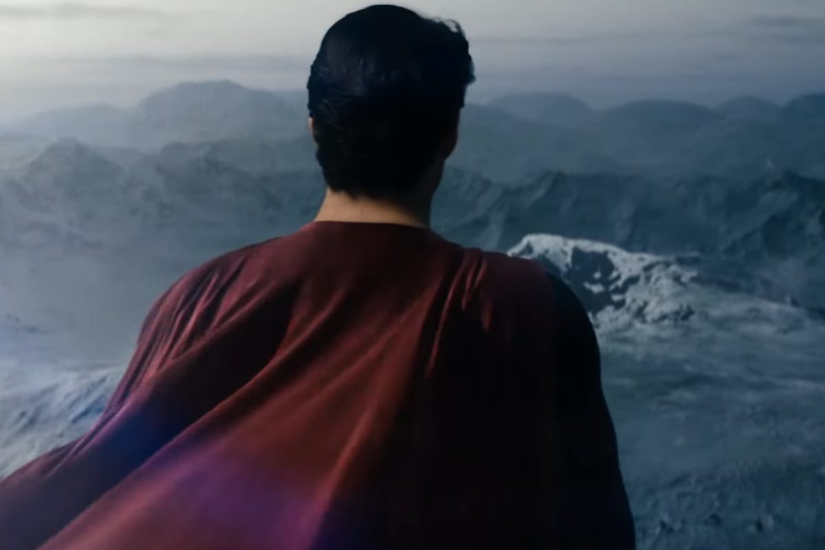 Superman di spalle con il mantello rosso