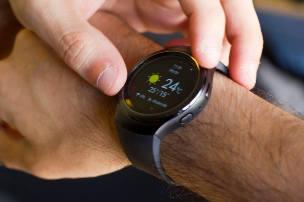 Uomo che guarda smartwatch con meteo