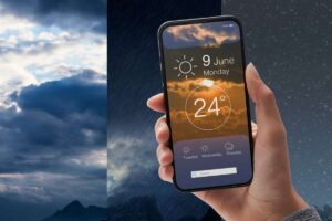 Persona che tiene in mano un cellulare con le previsioni meteorologiche