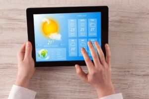 Persona che controlla meteo sul tablet