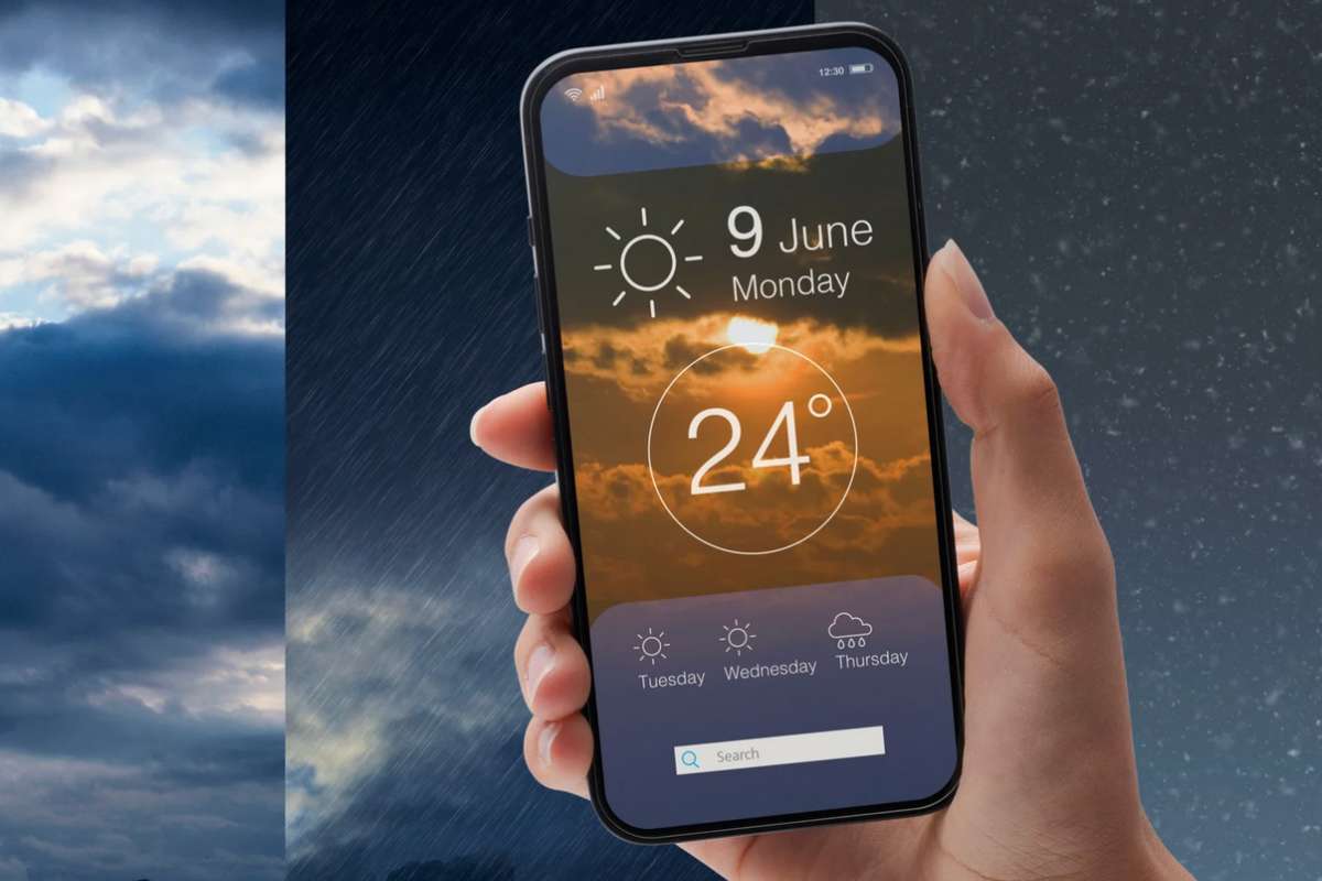 Persona con cellulare con meteo in mano