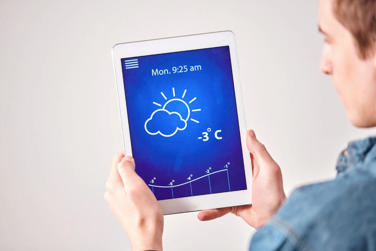 Uomo che osserva meteo sul tablet