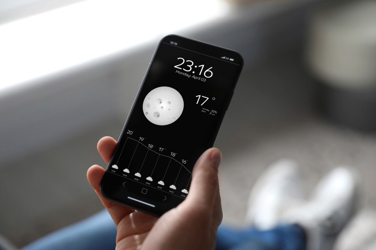Persona che guarda meteo sullo smartphone