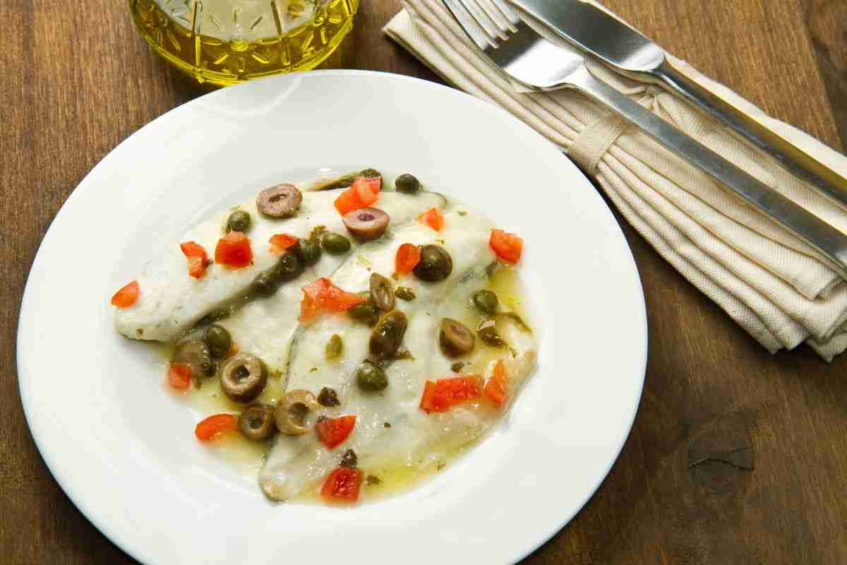 piatto di filetti di orata con olive e pomodorini
