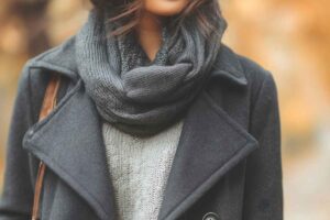 Donna che indossa un cappotto invernale con sciarpa