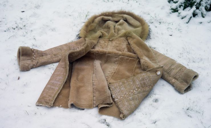 Cappotto sporco gettato sulla neve