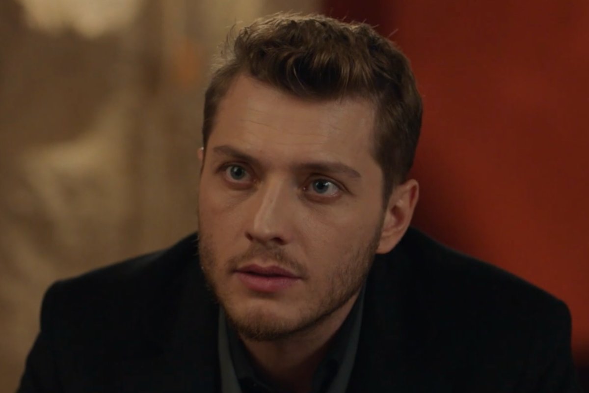 Cihan de la notte nel cuore con espressione preoccupata