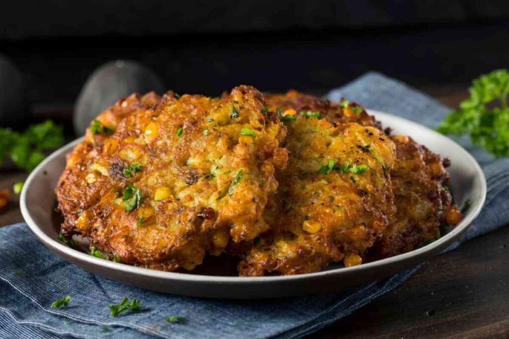 Piatto con frittelle pronte e aromatizzate