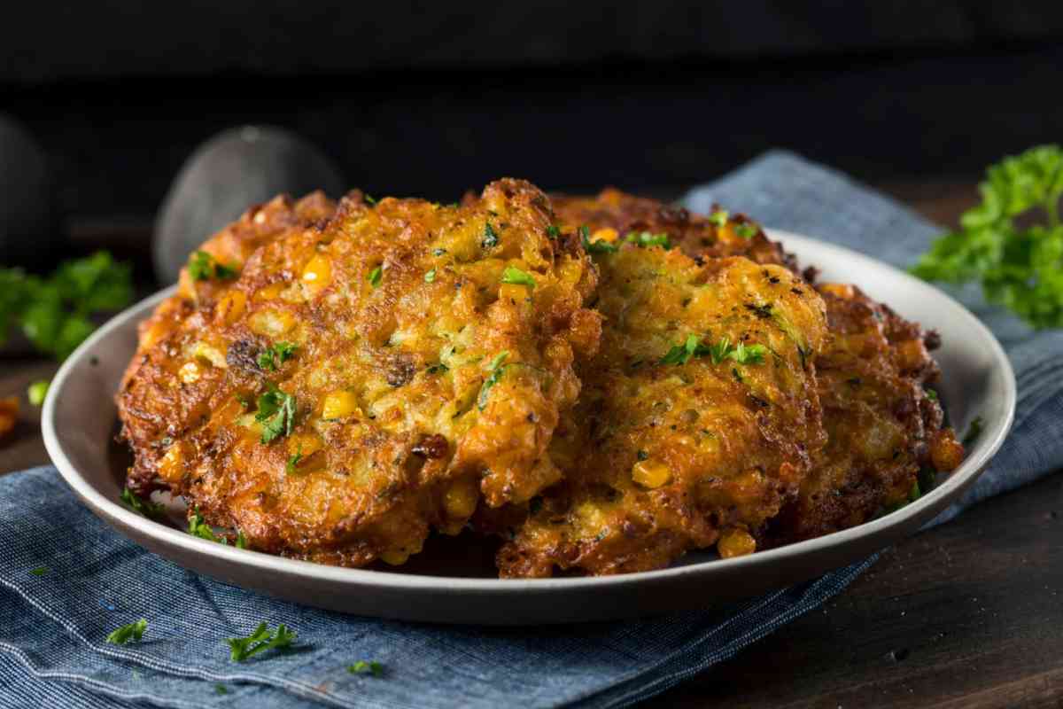 Piatto con frittelle pronte e aromatizzate