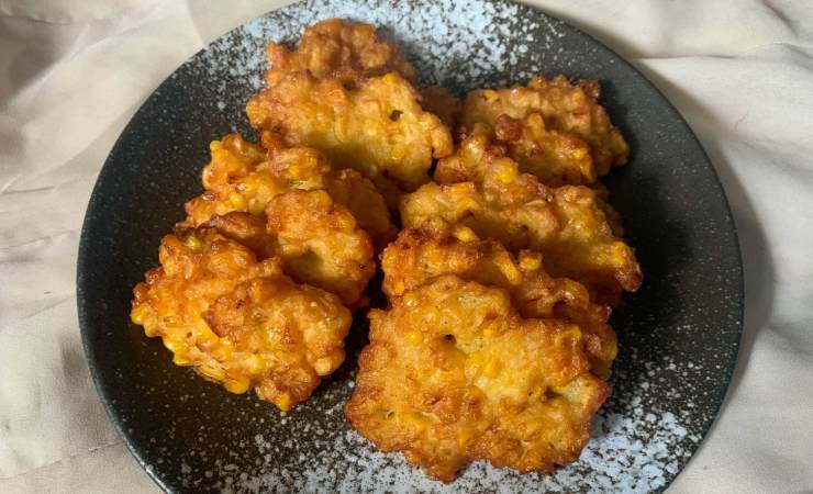 Piatto con frittelle sparse dorate