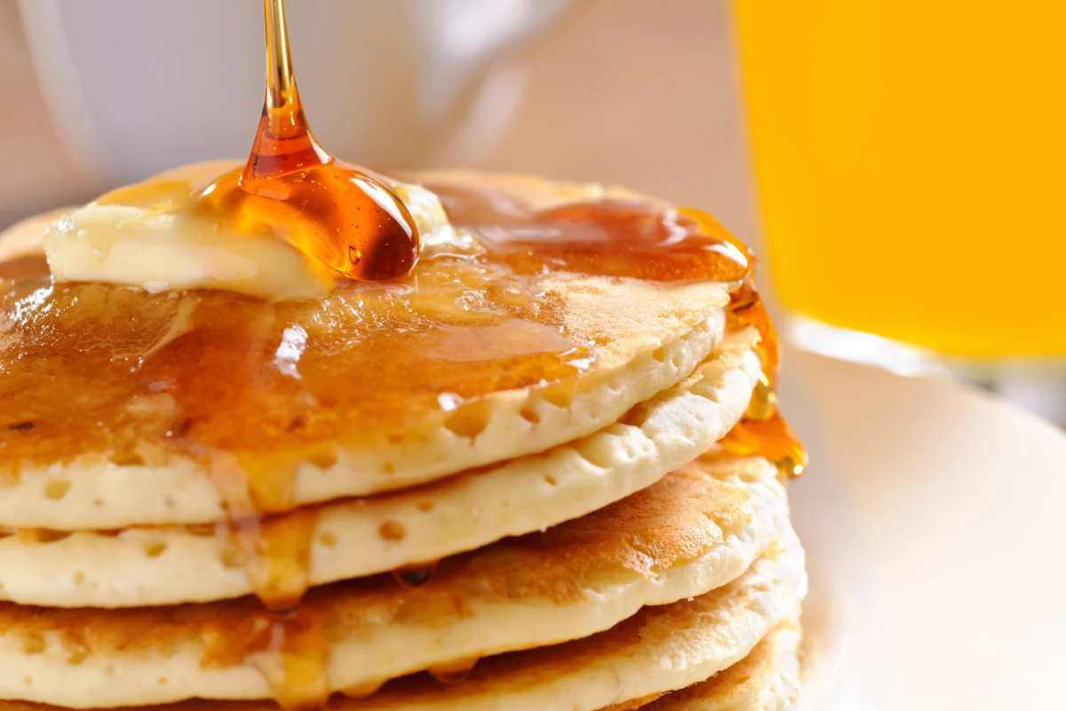 Pila di pancake con sciroppo