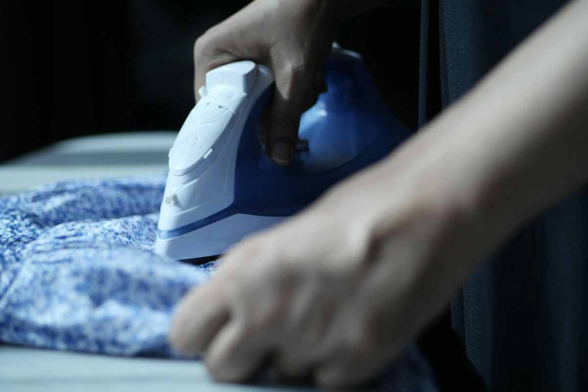 mano di persona che stira