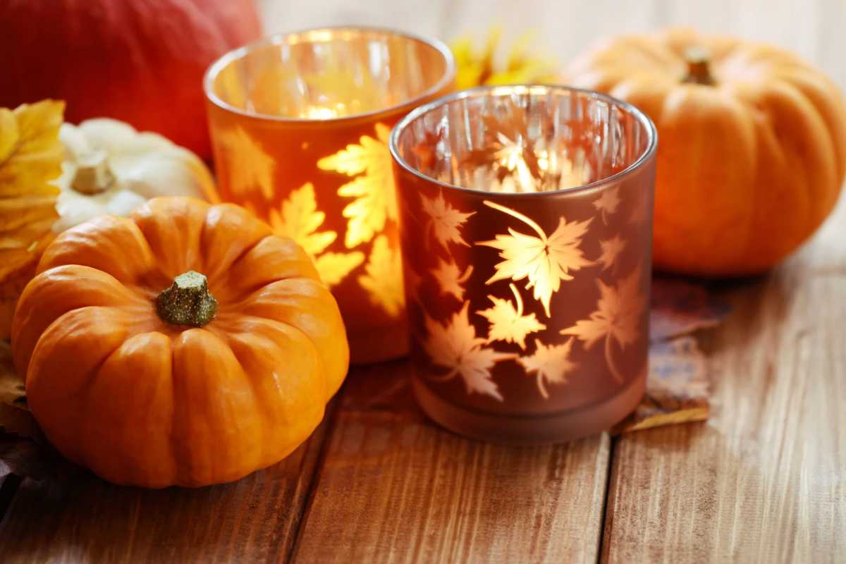 Zucche decorative, candele e bicchieri