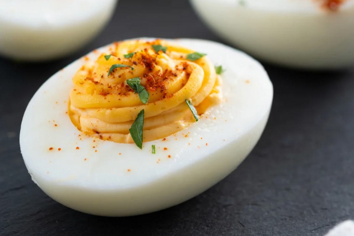 Uovo con ripieno tuorlo, peperoncino ed erbe aromatiche