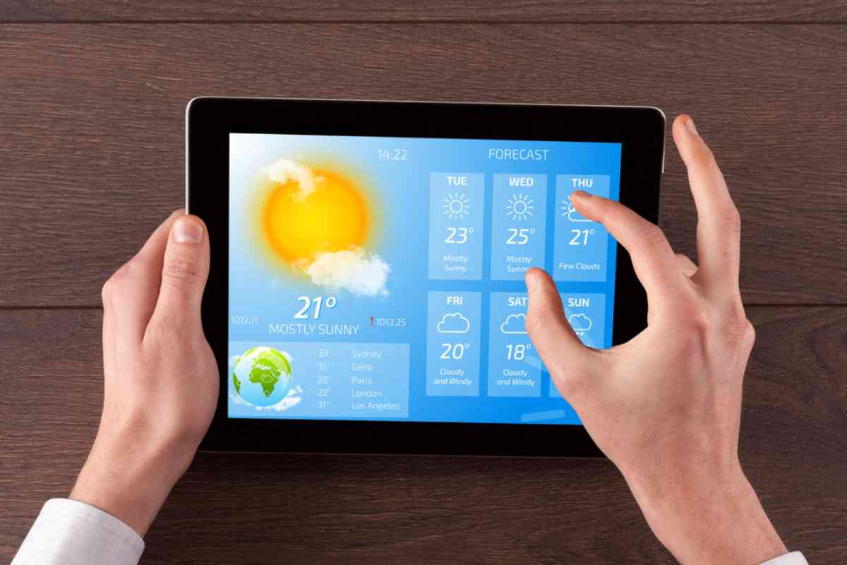 Persona che controlla meteo sul tablet