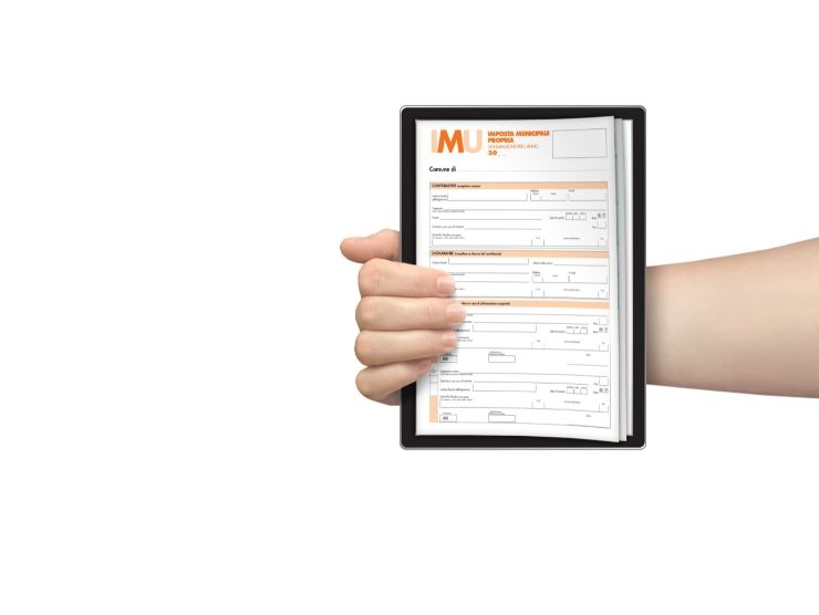 mano che mantiene modello F24 